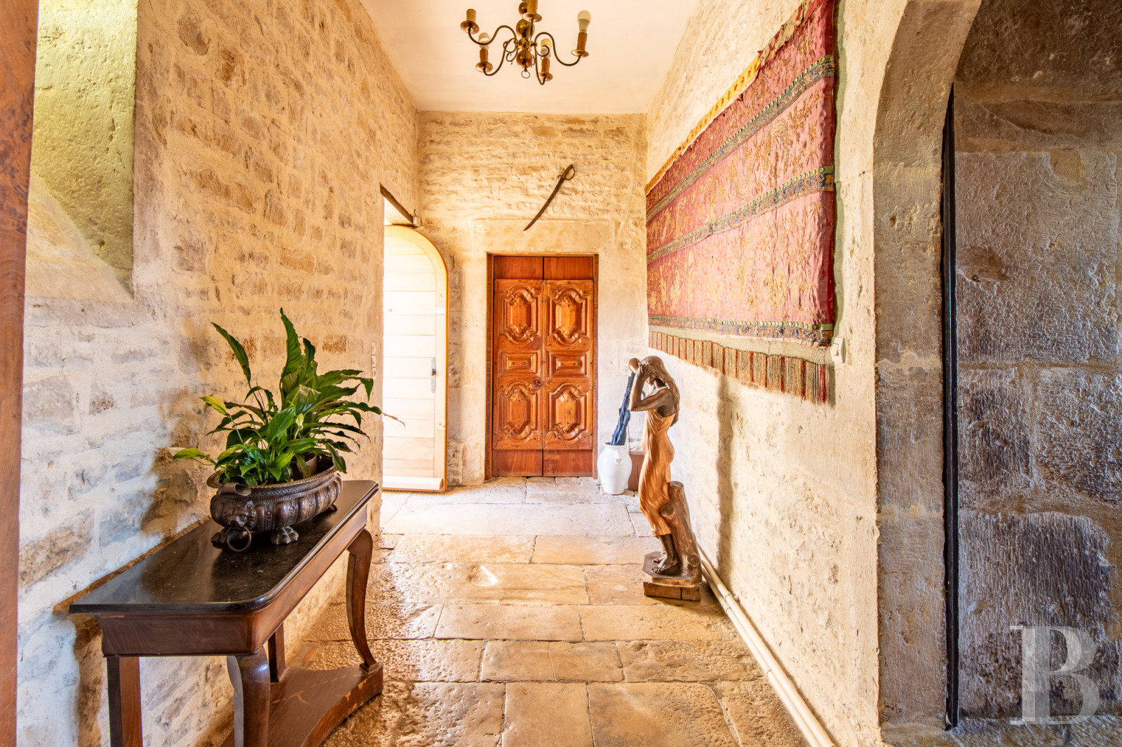 A 15th-century castle overlooking rolling farmland between Poitiers and Angoulême, in the Vienne region. - photo  n°9